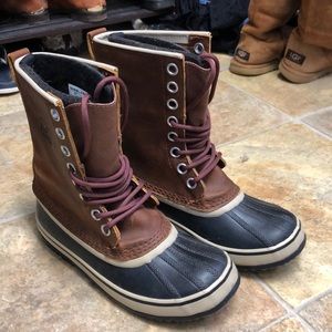 Waterproof Sorel boots with felt lining